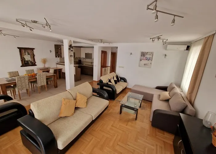 Aquadoria Grand Apartment